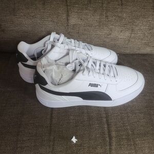 Brand new mens pumas never worn without box..